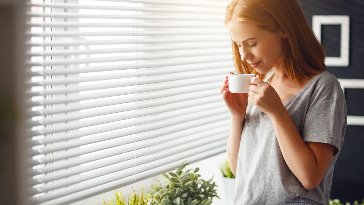 Mujer tomando café Mujer tomando café
