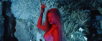 Rihanna en el vídeo promocional de 'Savage X Fenty' Rihanna en el vídeo promocional de 'Savage X Fenty'
