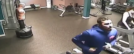 Deja de correr antes de quitarte la sudadera mientras entrenas en la cinta Deja de correr antes de quitarte la sudadera mientras entrenas en la cinta