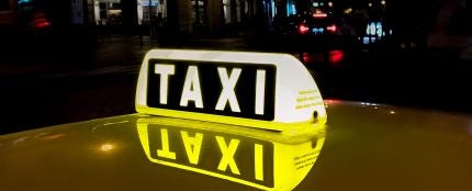 Cartel de taxi encendido