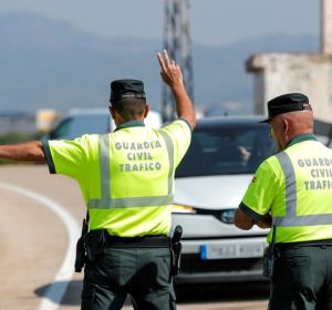 Efectivos de la Guardia Civil realizan un control Efectivos de la Guardia Civil realizan un control