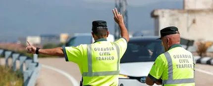 Efectivos de la Guardia Civil realizan un control Efectivos de la Guardia Civil realizan un control