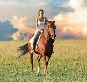 Una mujer montando a caballo Una mujer montando a caballo