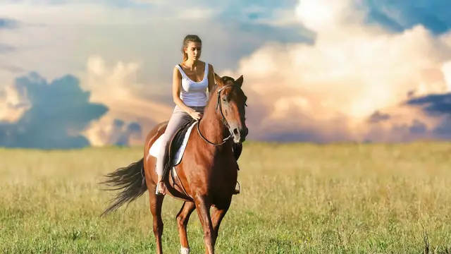Una mujer montando a caballo