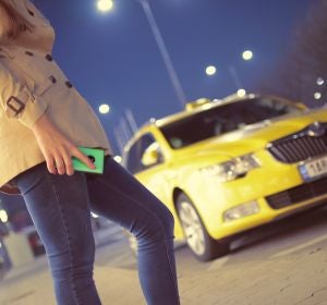 Una mujer a punto de coger un taxi Una mujer a punto de coger un taxi