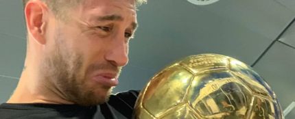 Sergio Ramos, con el Balón de Oro de Modric