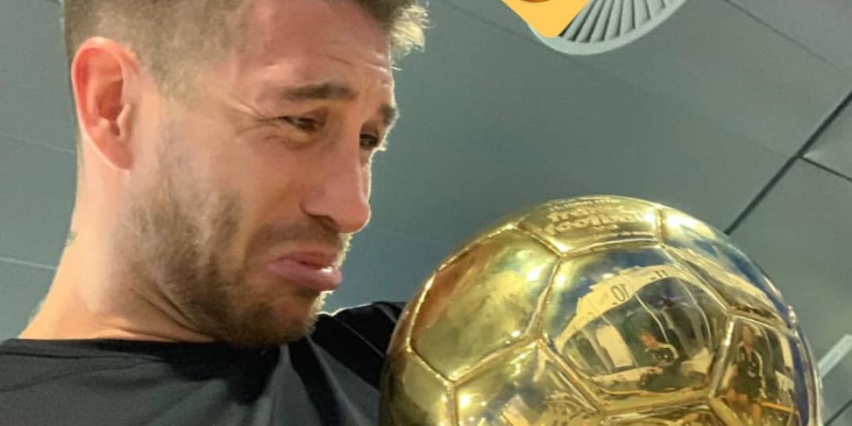 Sergio Ramos, con el Balón de Oro de Modric
