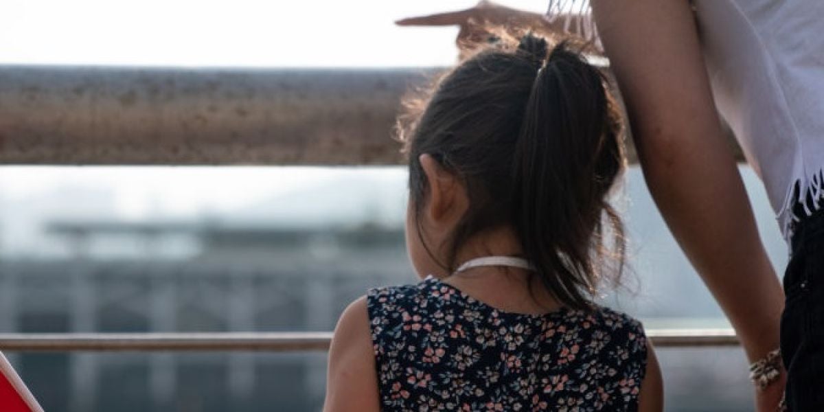 Una niña china de espaldas