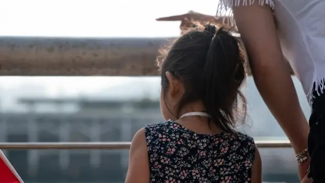 Una niña china de espaldas