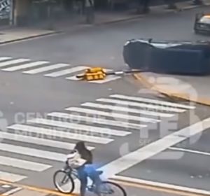 Una madre salva la vida de sus hijos 3 veces en menos de 10 segundos Una madre salva la vida de sus hijos 3 veces en menos de 10 segundos