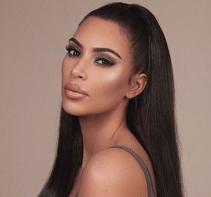 Kim Kardashian promocionando su línea de cosmética 'KKW Beauty' Kim Kardashian promocionando su línea de cosmética 'KKW Beauty'