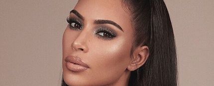 Kim Kardashian promocionando su línea de cosmética &#39;KKW Beauty&#39;