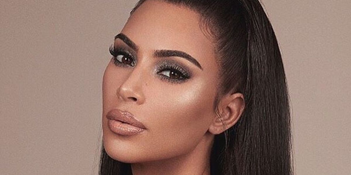 Kim Kardashian promocionando su línea de cosmética 'KKW Beauty'