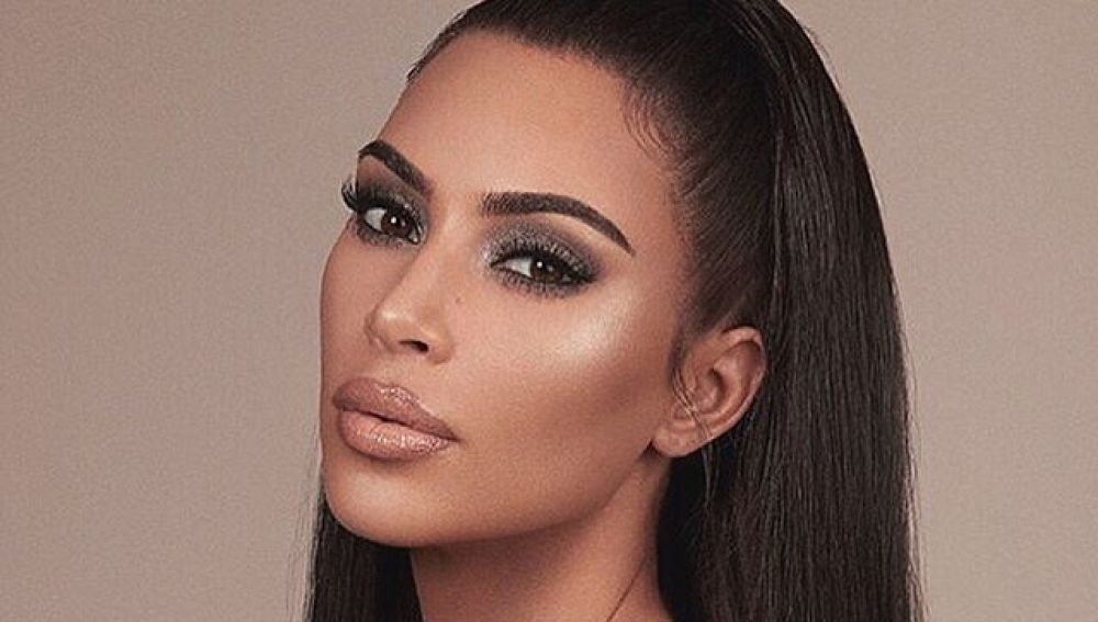 Kim Kardashian promocionando su línea de cosmética 'KKW Beauty'