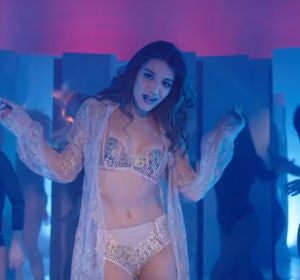 Ana Guerra en el videoclip de 'Bajito' Ana Guerra en el videoclip de 'Bajito'