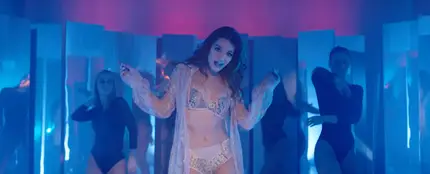 Ana Guerra en el videoclip de 'Bajito' Ana Guerra en el videoclip de 'Bajito'