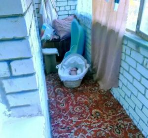 Imagen de una bebé de tres meses en un balcón de Rusia Imagen de una bebé de tres meses en un balcón de Rusia
