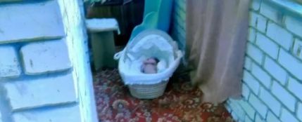 Imagen de una bebé de tres meses en un balcón de Rusia