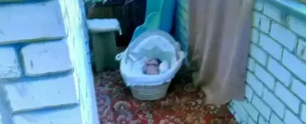 Imagen de una bebé de tres meses en un balcón de Rusia Imagen de una bebé de tres meses en un balcón de Rusia