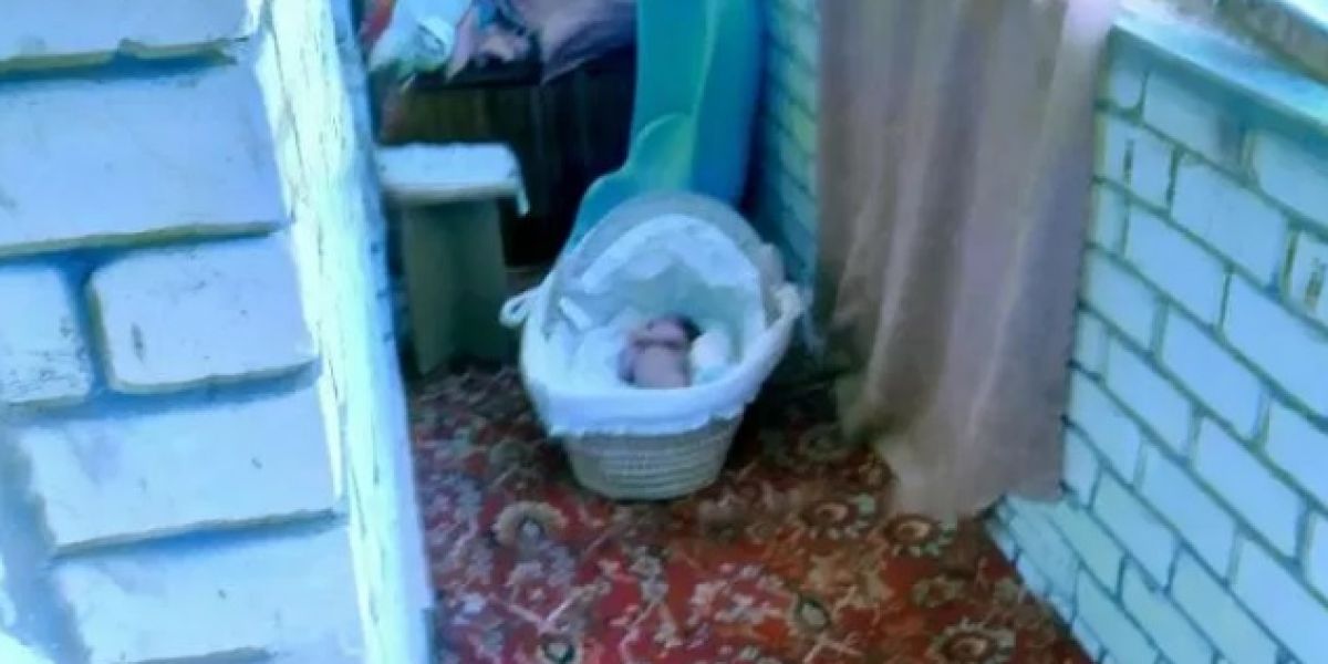 Imagen de una bebé de tres meses en un balcón de Rusia