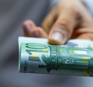 Imagen de archivo de un billete de 100 euros Imagen de archivo de un billete de 100 euros