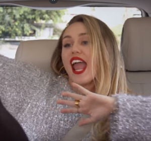 Miley Cyrus en el Carpool Karaoke con Hailey Baldwin y Kendall Jenner Miley Cyrus en el Carpool Karaoke con Hailey Baldwin y Kendall Jenner