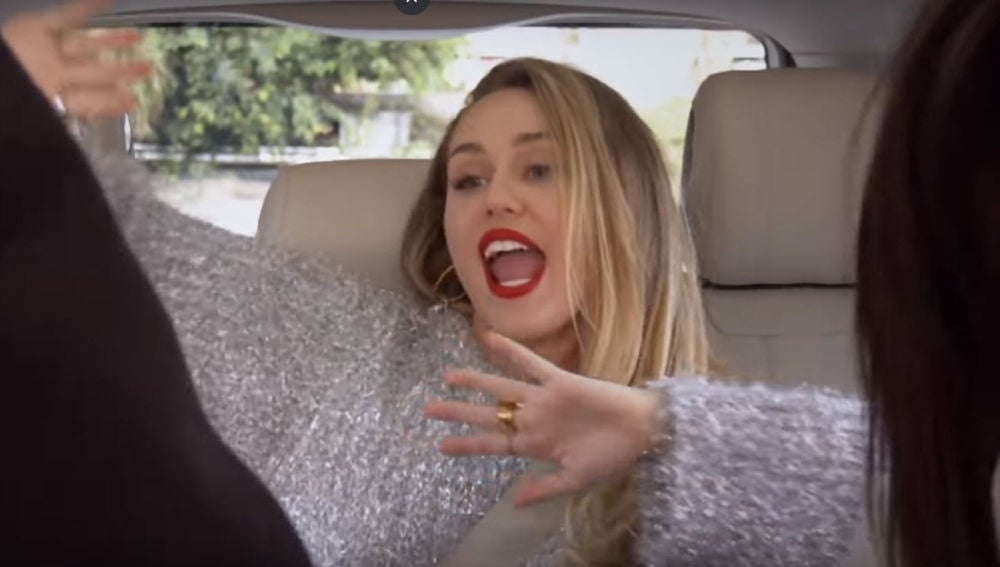 Miley Cyrus en el Carpool Karaoke con Hailey Baldwin y Kendall Jenner