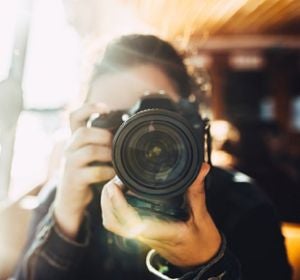 Imagen de archivo de una persona con una cámara fotográfica Imagen de archivo de una persona con una cámara fotográfica