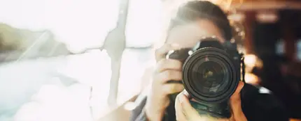 Imagen de archivo de una persona con una cámara fotográfica Imagen de archivo de una persona con una cámara fotográfica