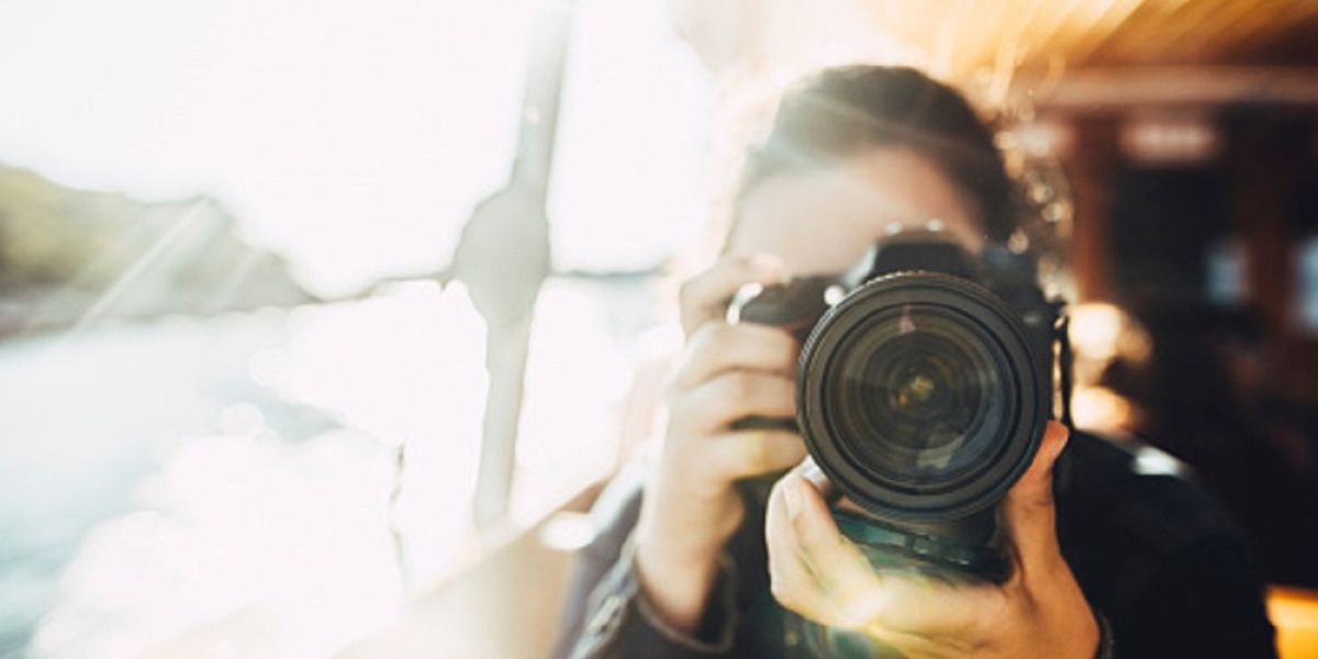 Imagen de archivo de una persona con una cámara fotográfica