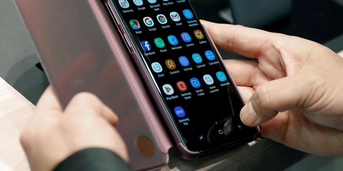 Una persona revisa la pantalla de un móvil