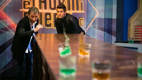 El intenso duelo en una barra de whisky entre Michael Bublé y Pablo Motos en 'El Hormiguero 3.0' Vídeo: El intenso duelo en una barra de whisky entre Michael Bublé y Pablo Motos en 'El Hormiguero 3.0'