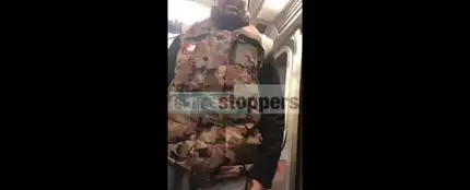 La policía de Nueva York pide colaboración para dar con un hombre que agredió a una joven por besarse con otra mujer La policía de Nueva York pide colaboración para dar con un hombre que agredió a una joven por besarse con otra mujer