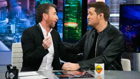 Michael Bublé demuestra cómo canta en la piel de Frank Sinatra, Elvis Presley o Dean Martin en 'El Hormiguero 3.0' Vídeo: Michael Bublé demuestra cómo canta en la piel de Frank Sinatra, Elvis Presley o Dean Martin en 'El Hormiguero 3.0'