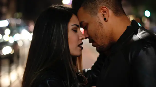 Una pareja a punto de besarse
