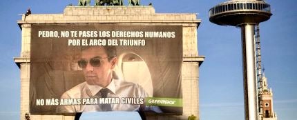 Pancarta de Pedro Sánchez por Greenpeace