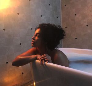 Jorja Smith en el videoclip de 'The One' Jorja Smith en el videoclip de 'The One'