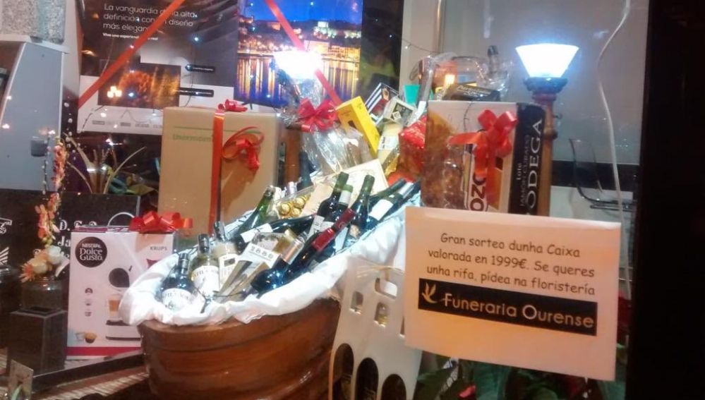 El 'ataúd navideño' que sortea una funeraria de Ourense