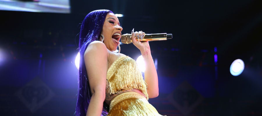 Cardi B Enseña Su Extravagante Y Brillante Look Para El Vídeo De 'Money ...