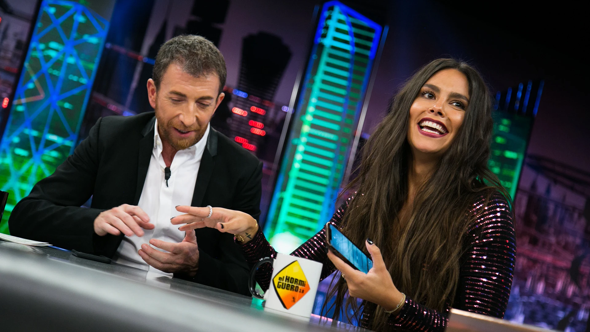Cristina Pedroche y Pablo Motos comienzan a seguirse en Instagram en 'El Hormiguero 3.0' Vídeo: Cristina Pedroche y Pablo Motos comienzan a seguirse en Instagram en 'El Hormiguero 3.0'