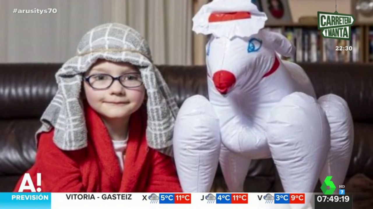 Una madre compra un ovejita de juguete a su hijo para ...