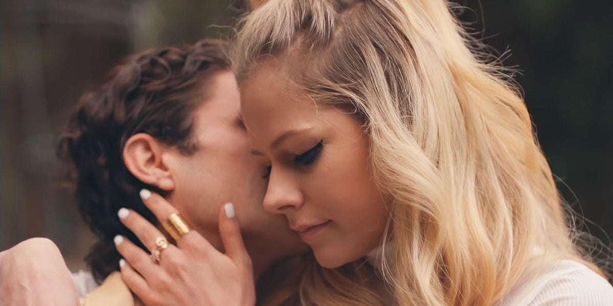 Avril Lavigne en el videoclip de 'Tell Me It's Over'