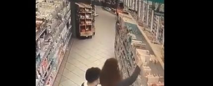 El descarado ataque sexual de un hombre a una mujer en el supermercado sin que ella se de cuenta 