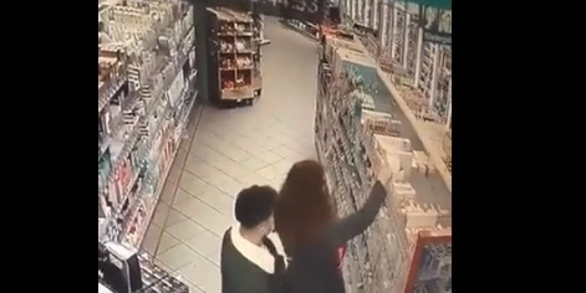 El descarado ataque sexual de un hombre a una mujer en el supermercado sin que ella se de cuenta