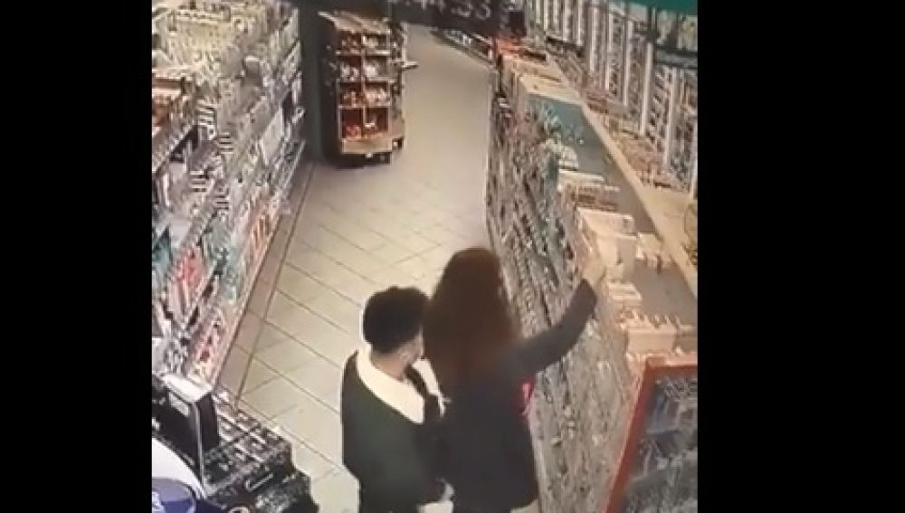El descarado ataque sexual de un hombre a una mujer en el supermercado sin que ella se de cuenta 