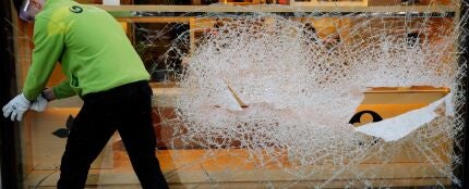 Cristales rotos tras el atraco a una tienda de lujo en Valencia