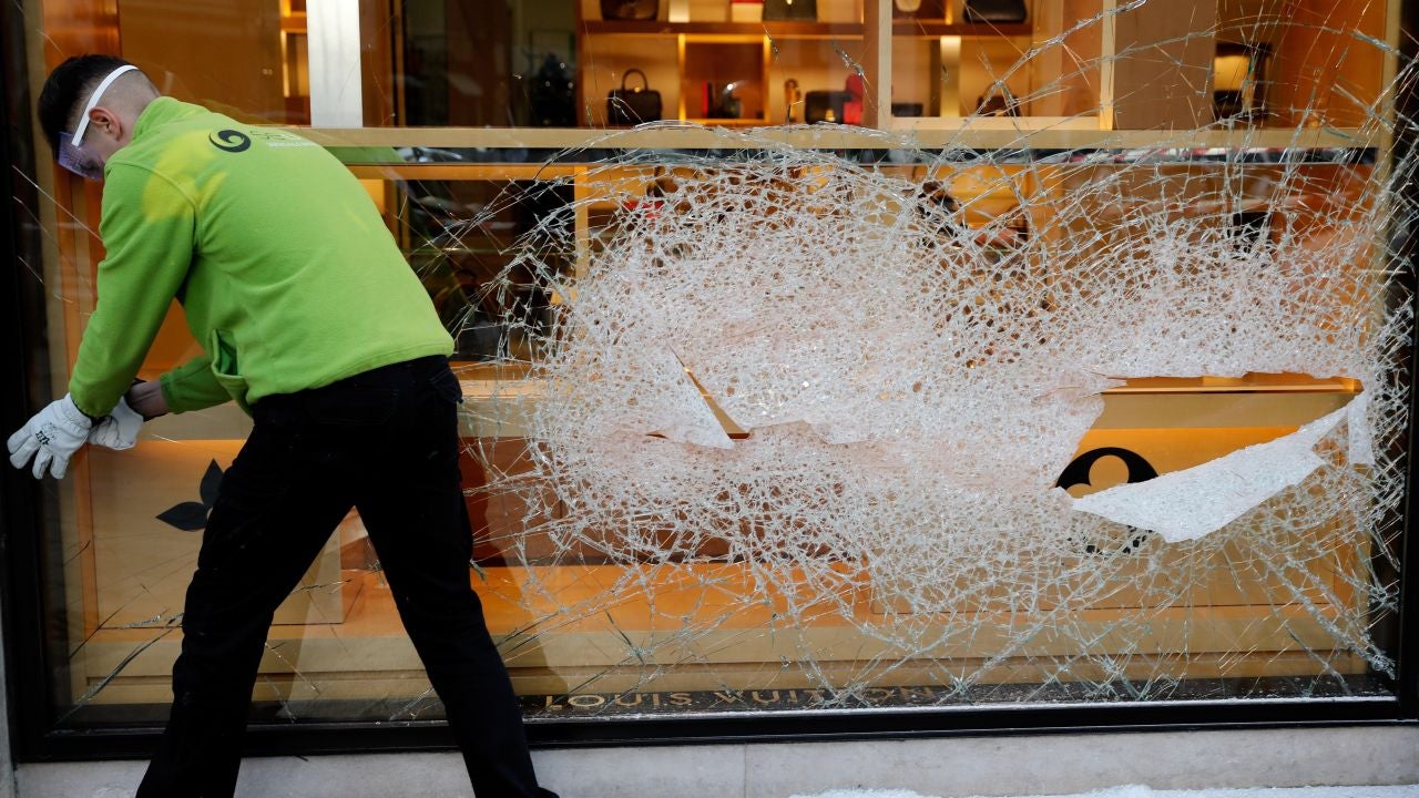 Cristales rotos tras el atraco a una tienda de lujo en Valencia Cristales rotos tras el atraco a una tienda de lujo en Valencia