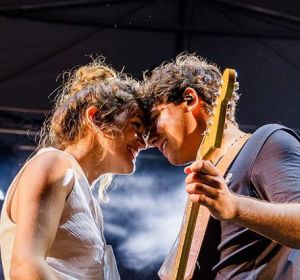 Amaia Romero y Alfred García durante su actuación en El Prat de Llobregat (Barcelona) Amaia Romero y Alfred García durante su actuación en El Prat de Llobregat (Barcelona)