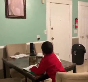 Una mujer pilla a su hijo pidiéndole ayuda a Alexa para hacer sus deberes Una mujer pilla a su hijo pidiéndole ayuda a Alexa para hacer sus deberes