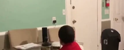 Una mujer pilla a su hijo pidiéndole ayuda a Alexa para hacer sus deberes Una mujer pilla a su hijo pidiéndole ayuda a Alexa para hacer sus deberes